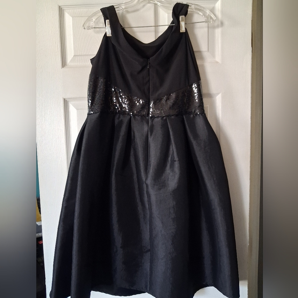 Elegant Black Sleeveless Short Dress with Sequin Detail